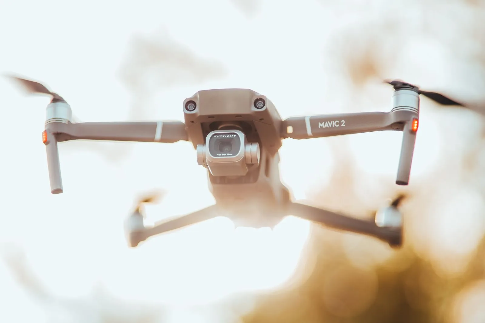 Primer plano de un dron en vuelo