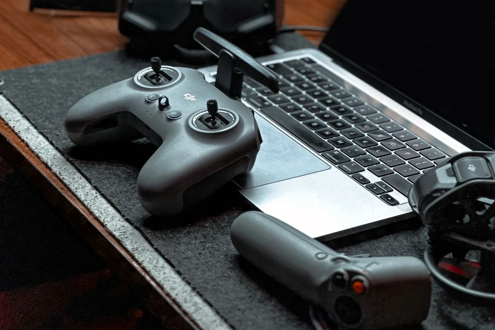 Escritorio con notebook, tablet y control de drone preparados para trabajar