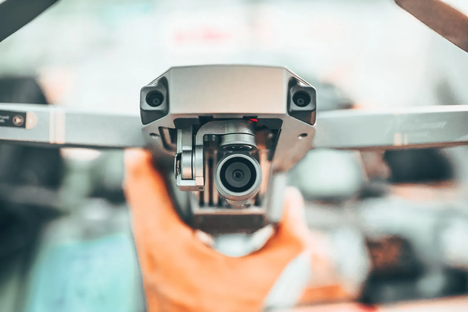 Persona sosteniendo un dron compacto en la mano