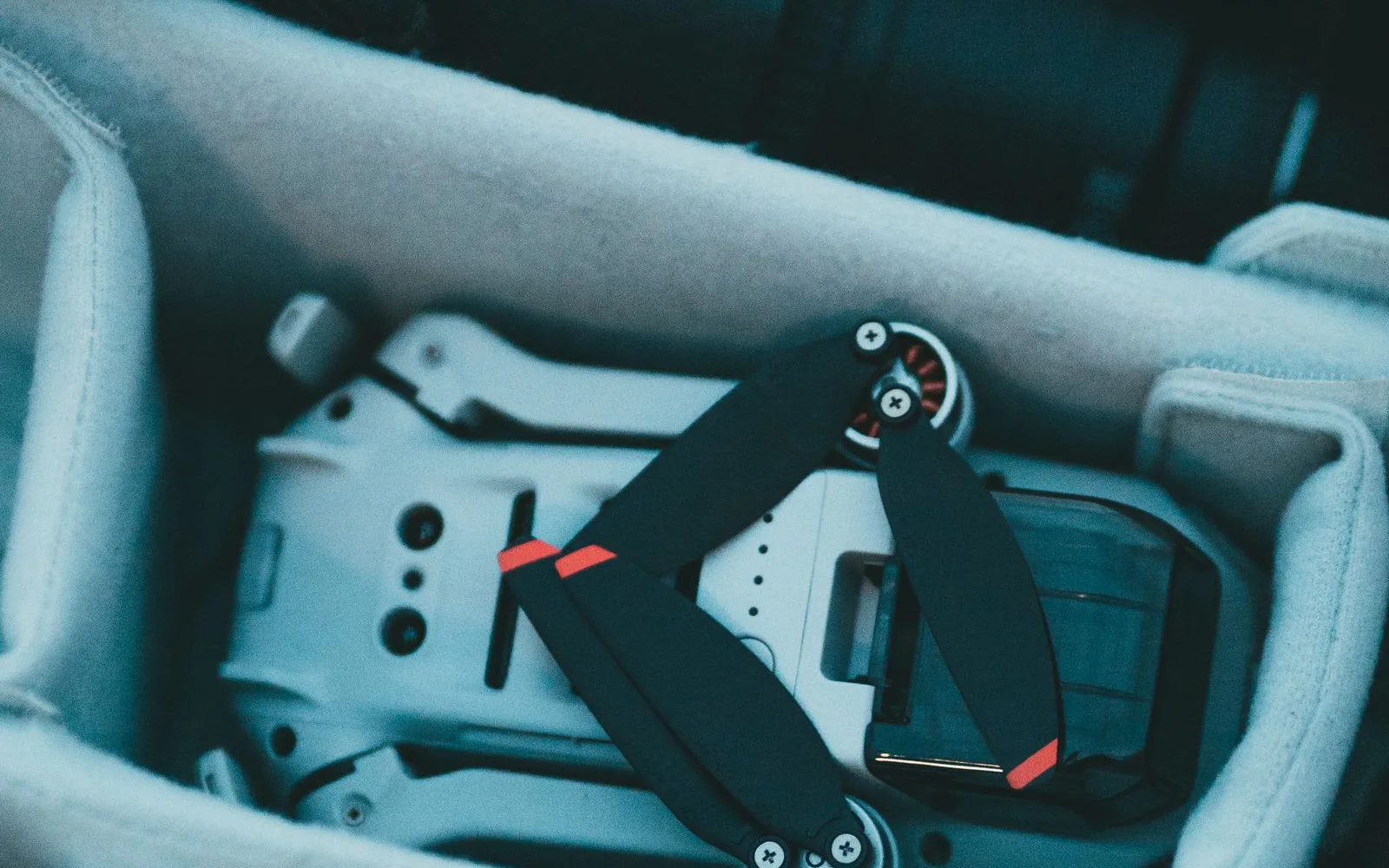 Dron compacto guardado en su estuche de viaje