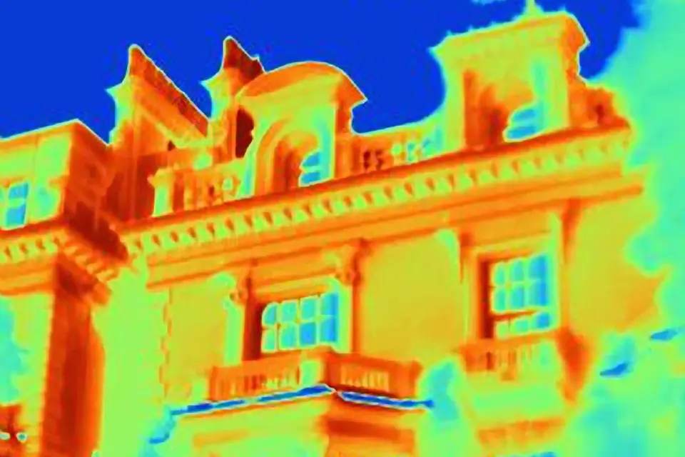 Imagen térmica de la fachada de un edificio: el cielo frío en azul y los muros en naranja