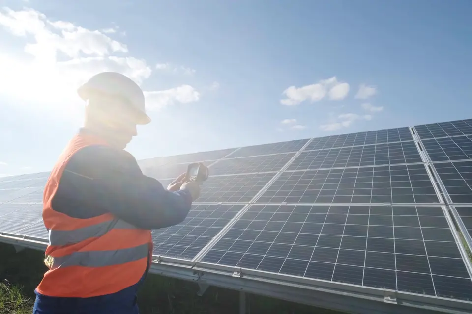 Técnico revisa un parque solar con una cámara termográfica
